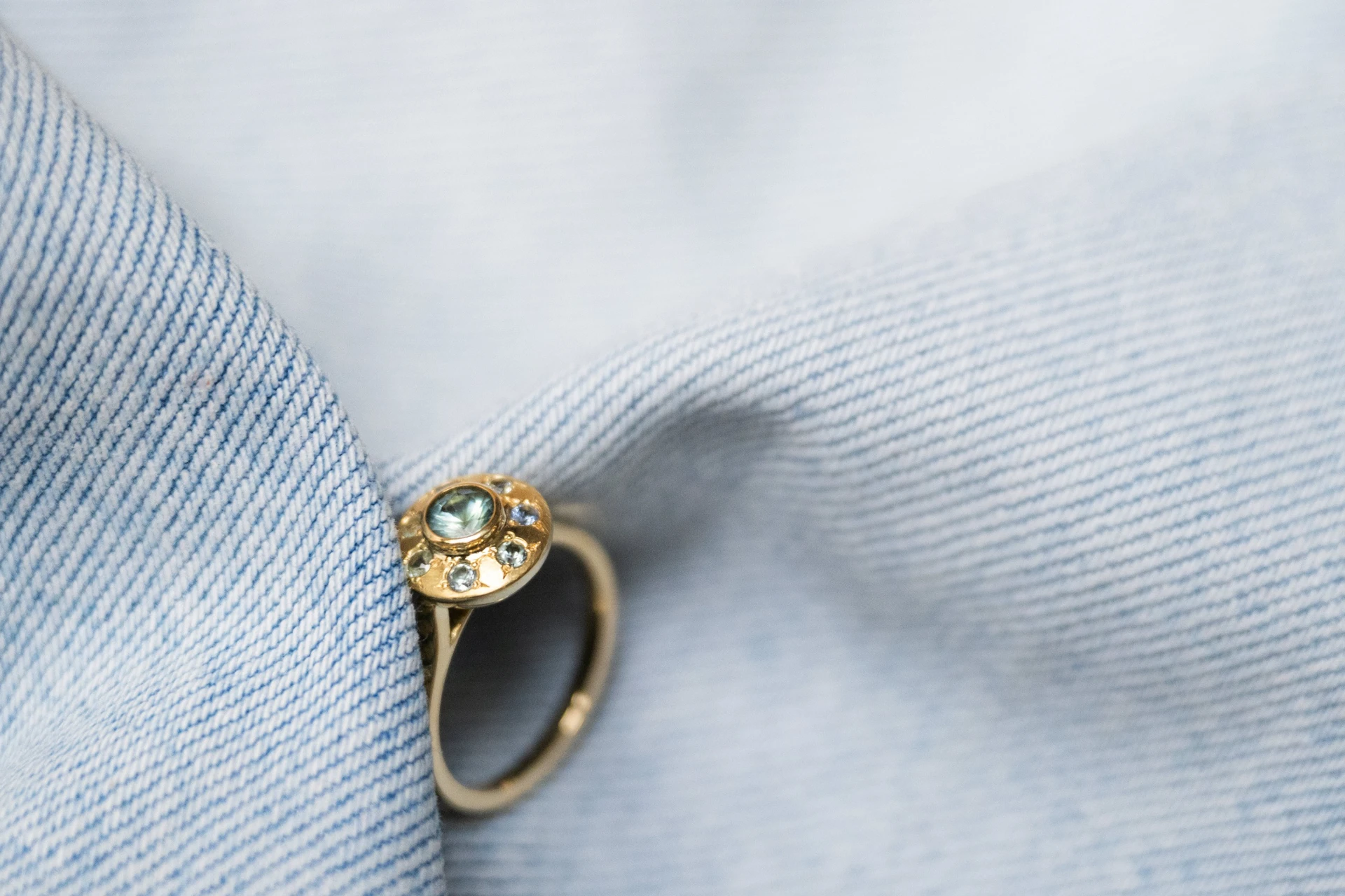 Karmosierter Ring aus Gelbgold mit Saphiren, zentraler Saphir aus Madagaskar