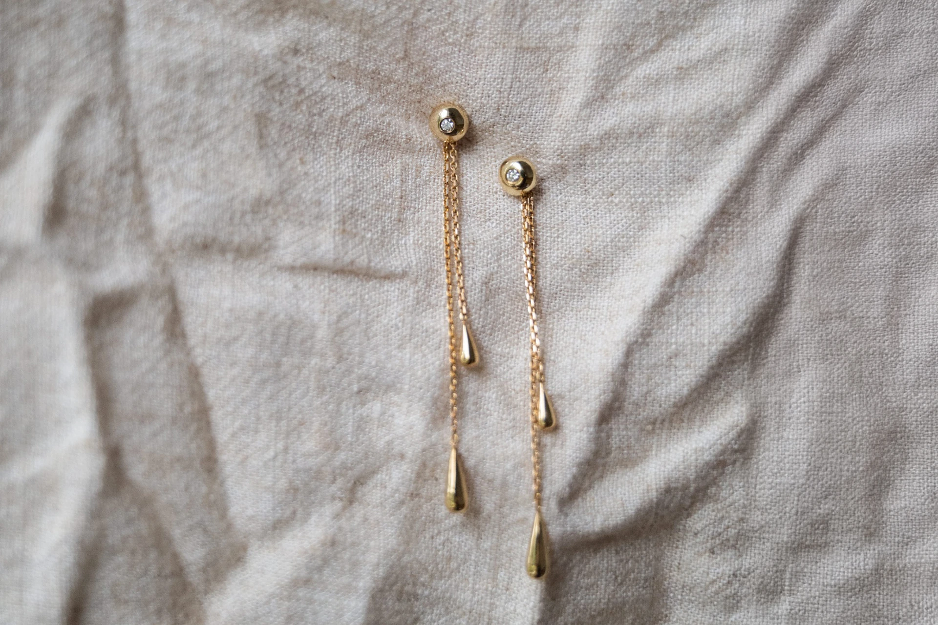 Gelbgold Pendelohrringe mit abnehmbarer Pendelkette als Ohrstecker zu tragen